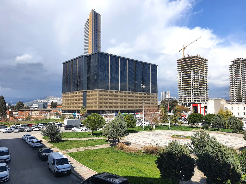 İzmir Gıda Çarşısında Merkezi Lokasyon180 m2 Net Kiralık Ofis