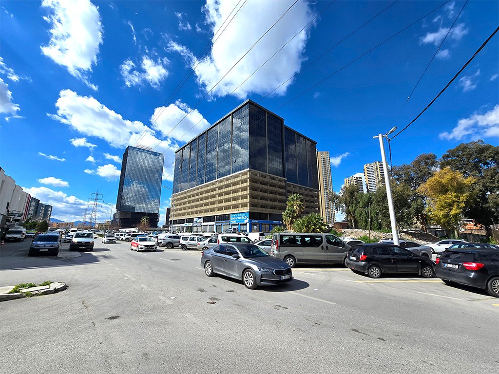 İzmir Gıda Çarşısında 3 Katlı 450 m2 Dükkan ve 900 m2 Depolu Satılık Dükkan